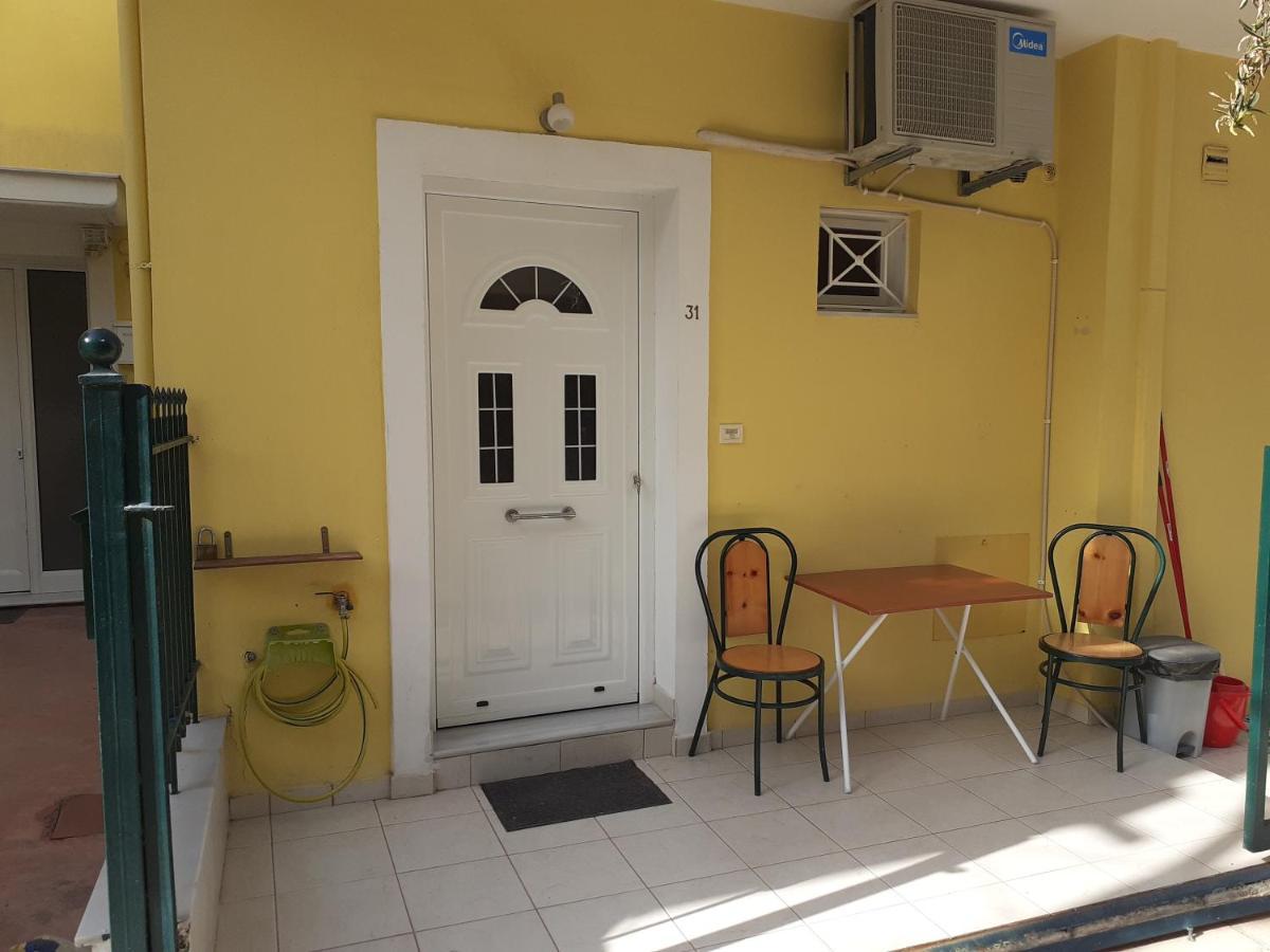 Yellow House Apartment Kalamata Bagian luar foto