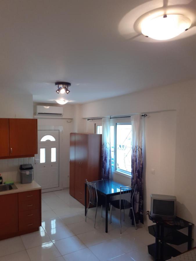Yellow House Apartment Kalamata Bagian luar foto