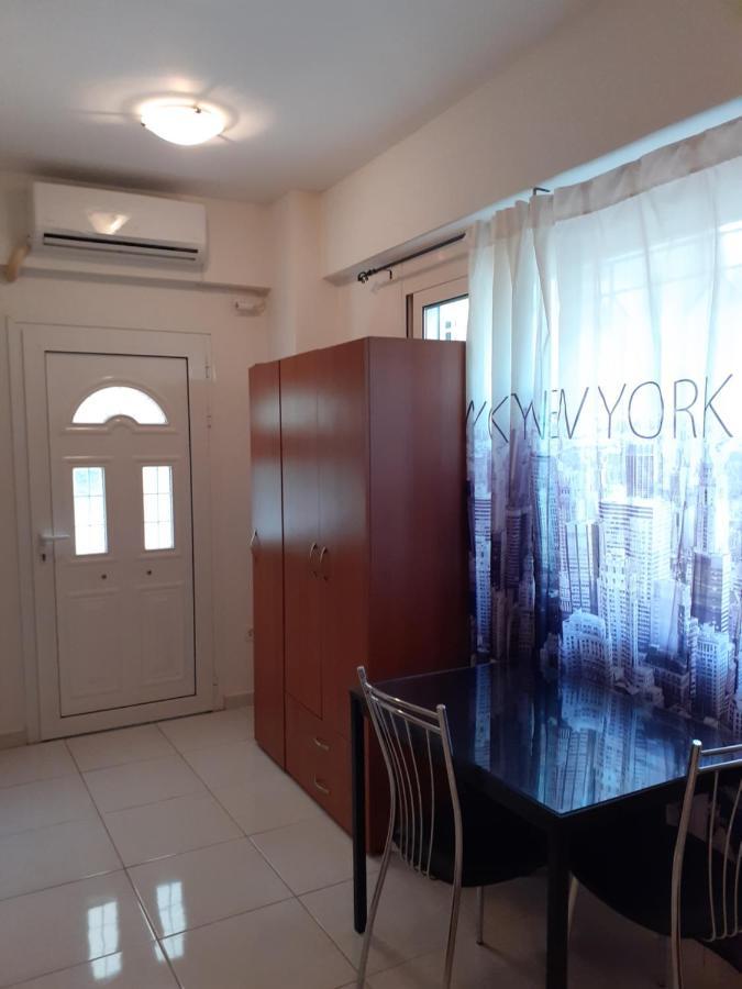 Yellow House Apartment Kalamata Bagian luar foto
